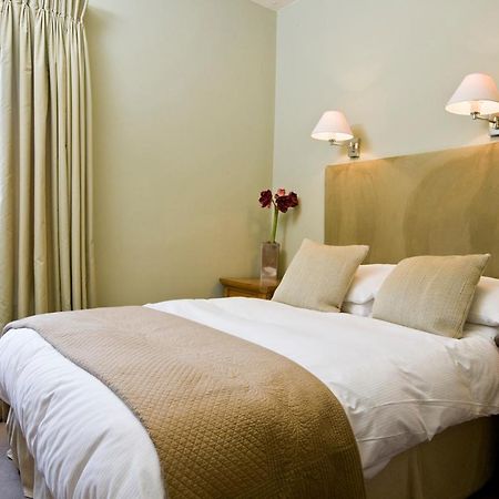 The Bell Hotel Сануидж Екстериор снимка