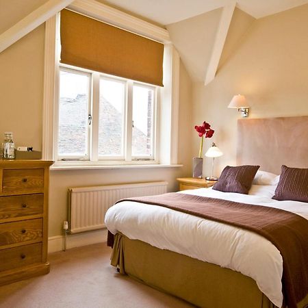 The Bell Hotel Сануидж Екстериор снимка