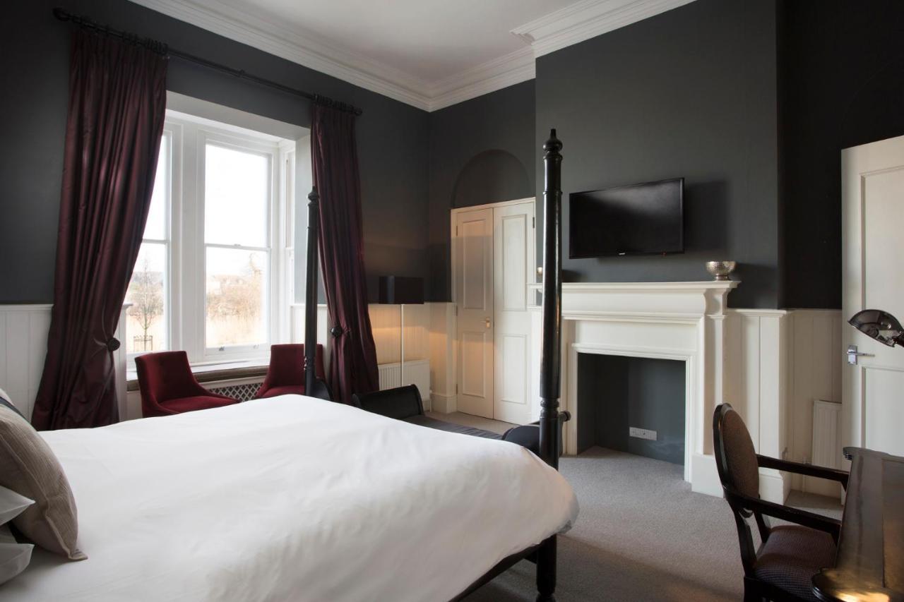 The Bell Hotel Сануидж Екстериор снимка