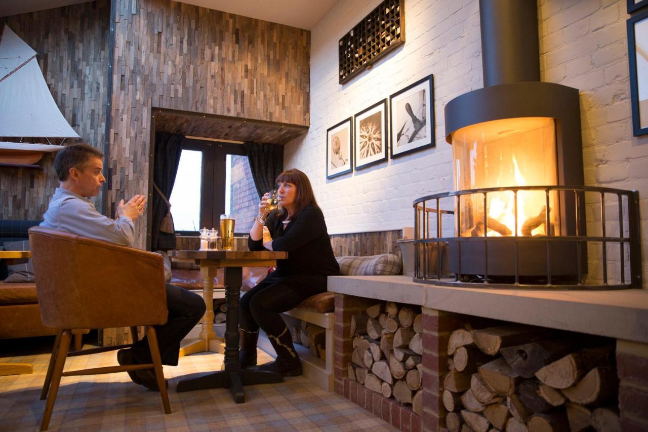 The Bell Hotel Сануидж Екстериор снимка