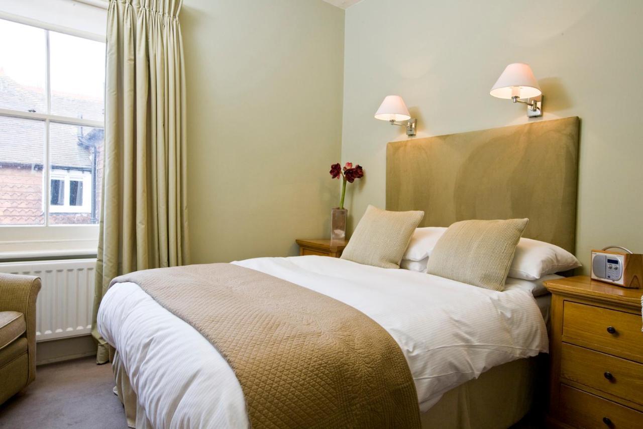The Bell Hotel Сануидж Екстериор снимка