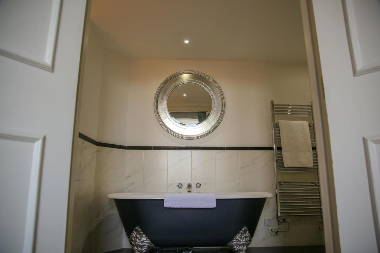 The Bell Hotel Сануидж Екстериор снимка