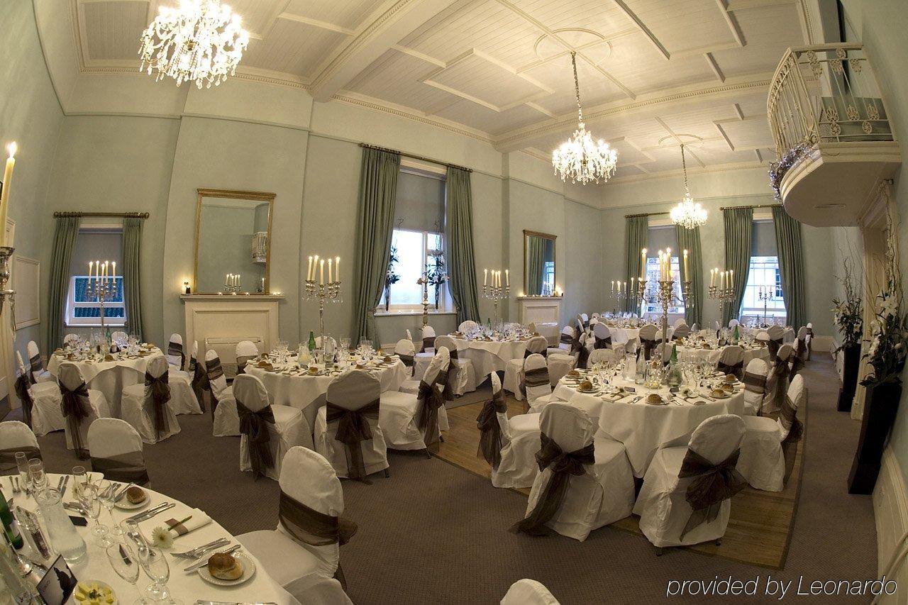 The Bell Hotel Сануидж Ресторант снимка