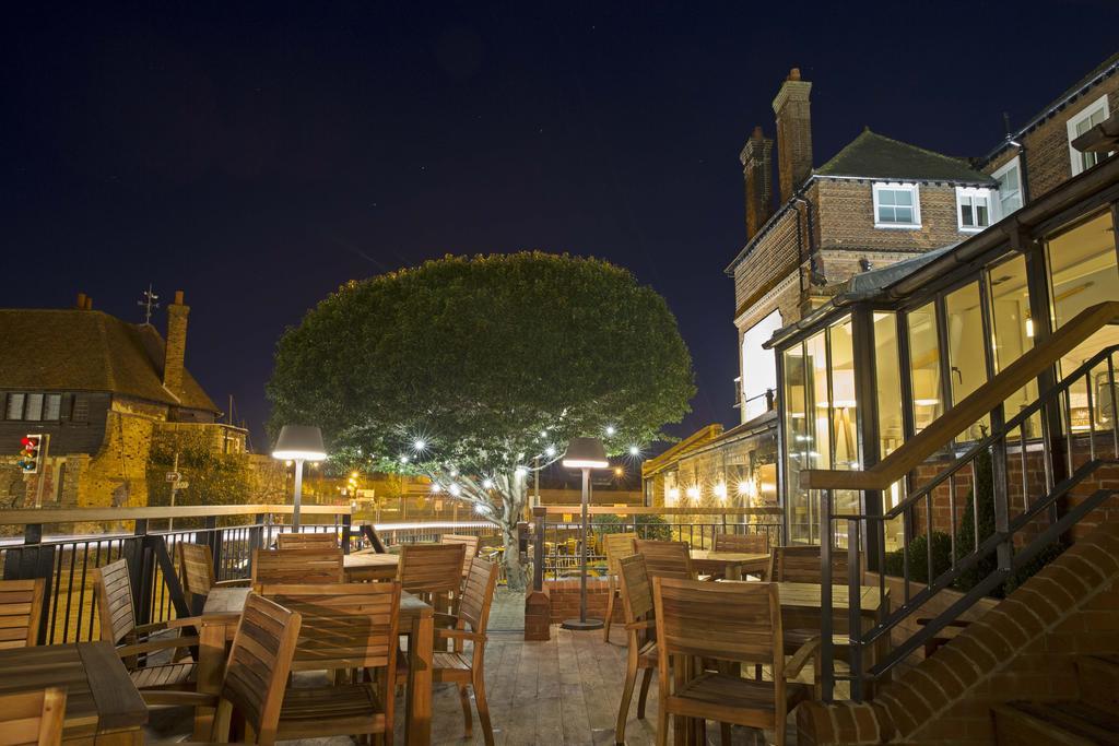The Bell Hotel Сануидж Екстериор снимка