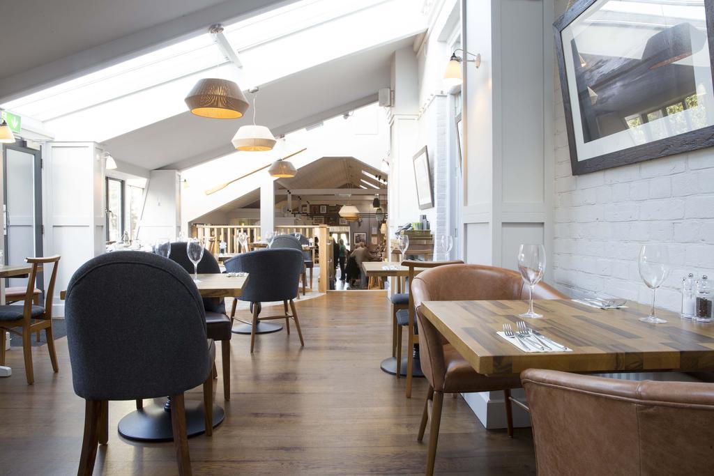 The Bell Hotel Сануидж Екстериор снимка