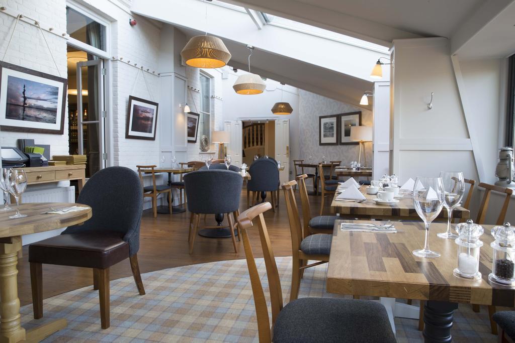 The Bell Hotel Сануидж Екстериор снимка