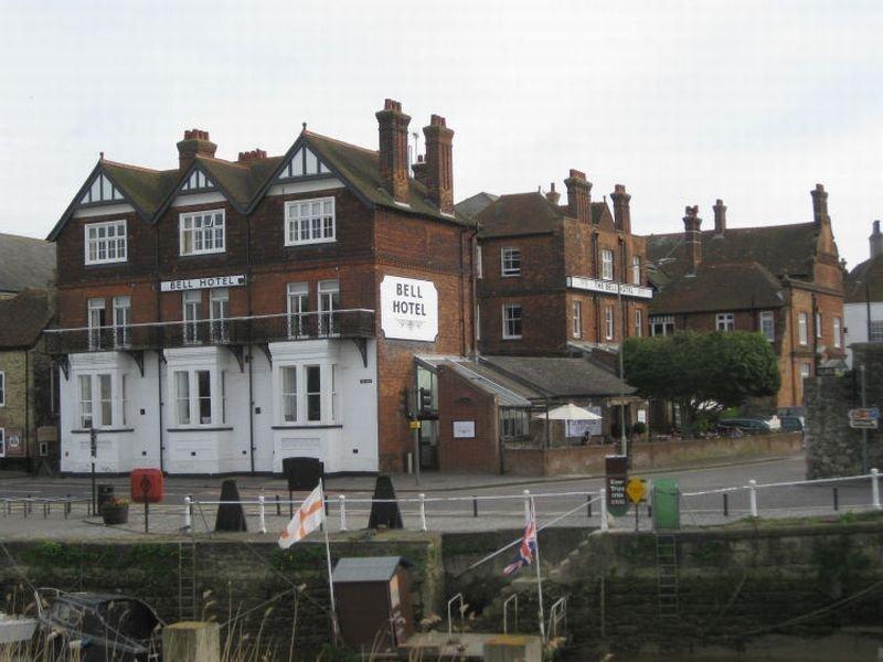 The Bell Hotel Сануидж Екстериор снимка
