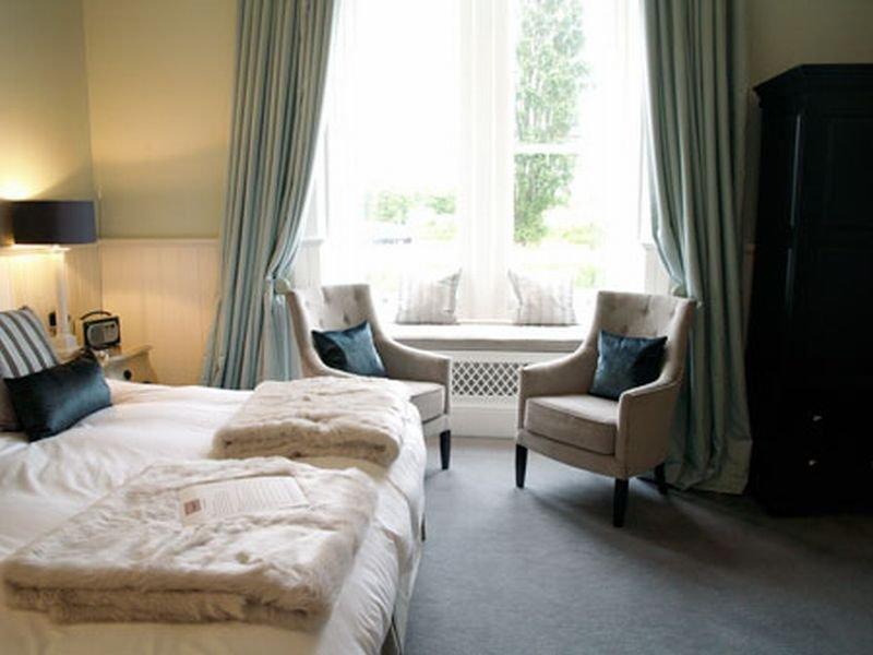 The Bell Hotel Сануидж Екстериор снимка