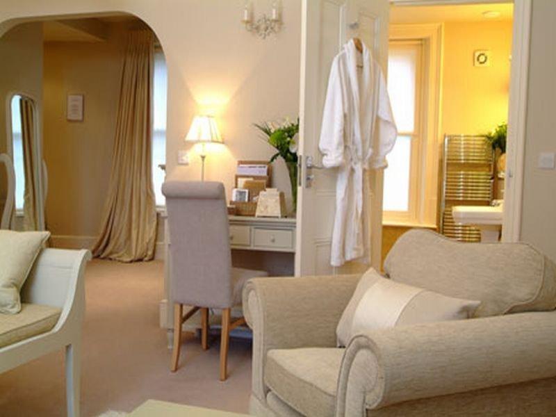 The Bell Hotel Сануидж Екстериор снимка