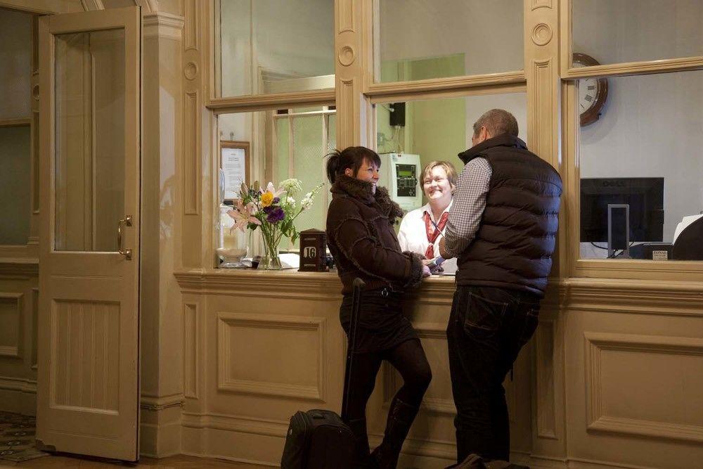 The Bell Hotel Сануидж Екстериор снимка