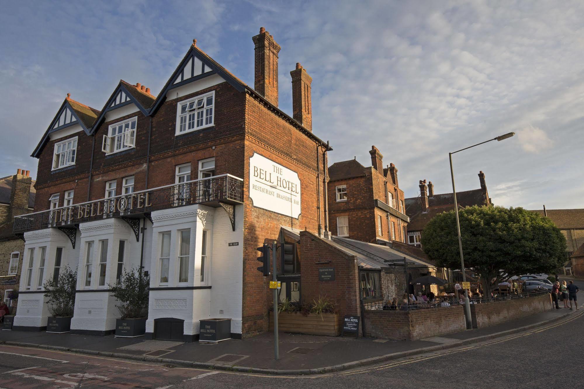 The Bell Hotel Сануидж Екстериор снимка