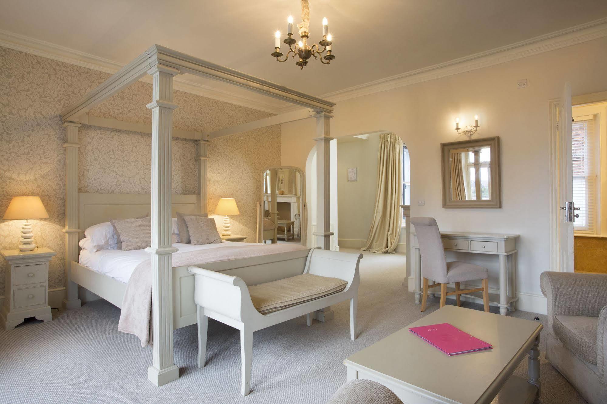 The Bell Hotel Сануидж Екстериор снимка