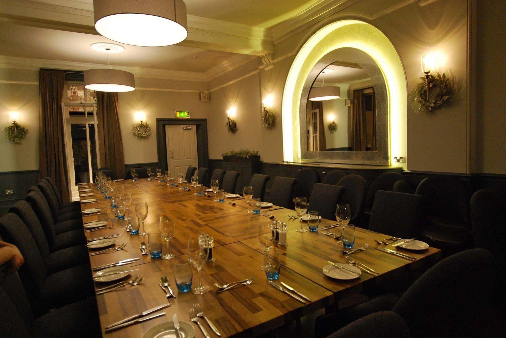 The Bell Hotel Сануидж Екстериор снимка
