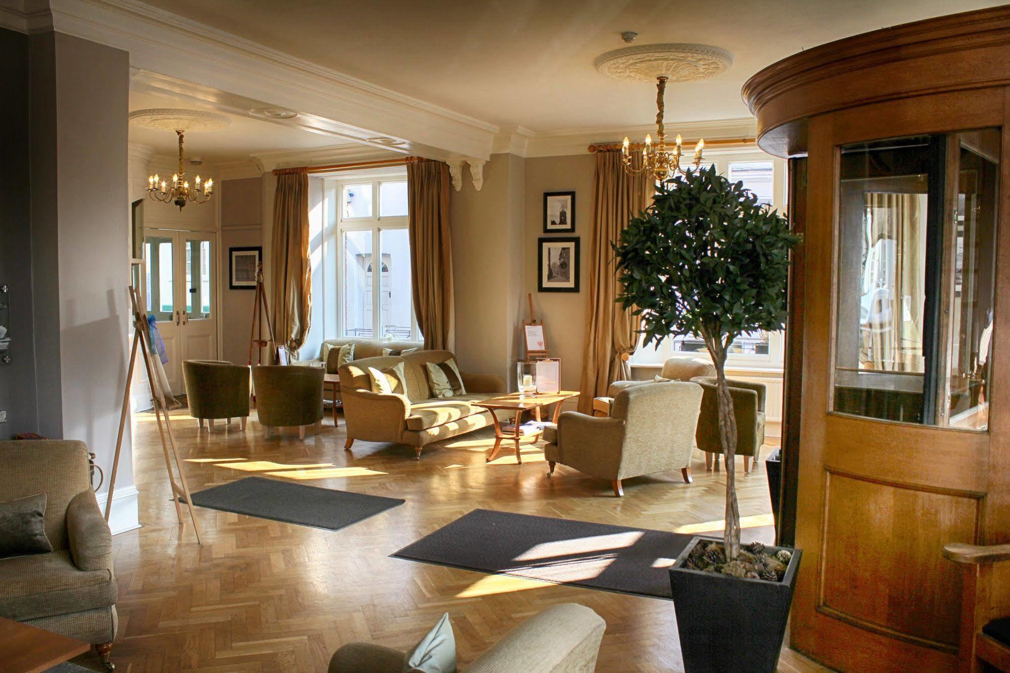 The Bell Hotel Сануидж Екстериор снимка