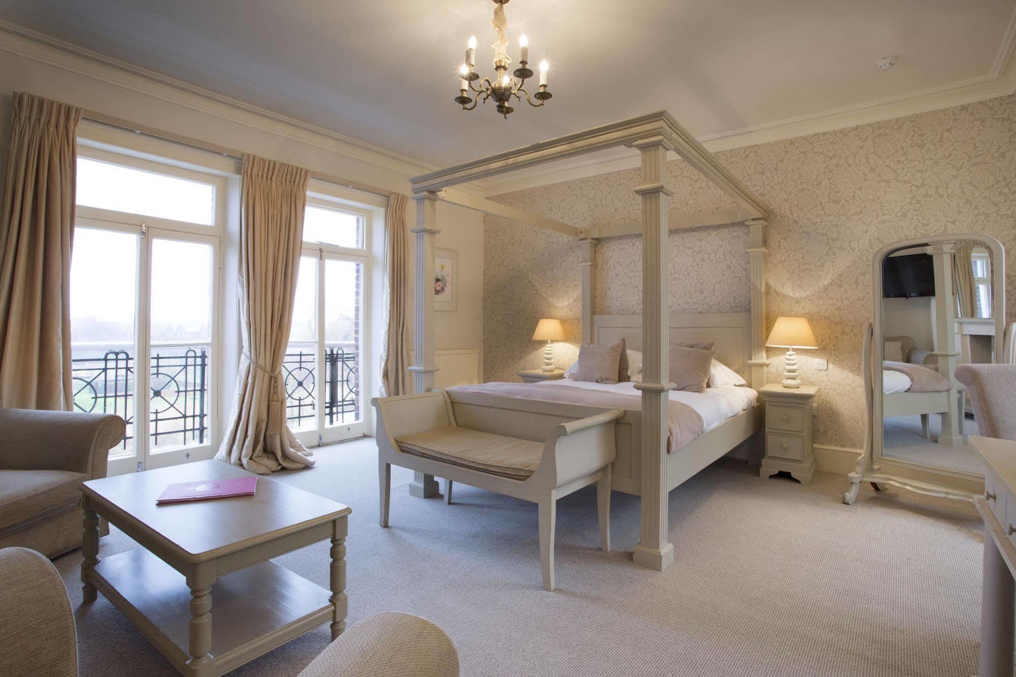 The Bell Hotel Сануидж Екстериор снимка