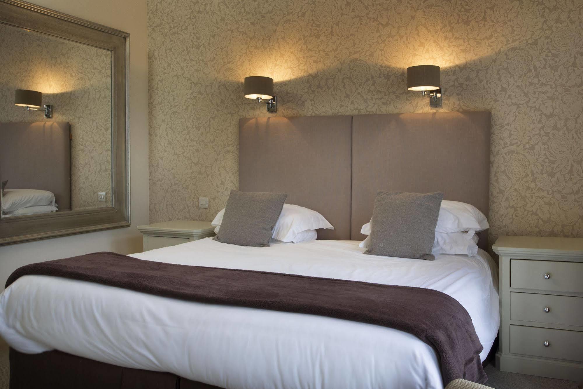 The Bell Hotel Сануидж Екстериор снимка