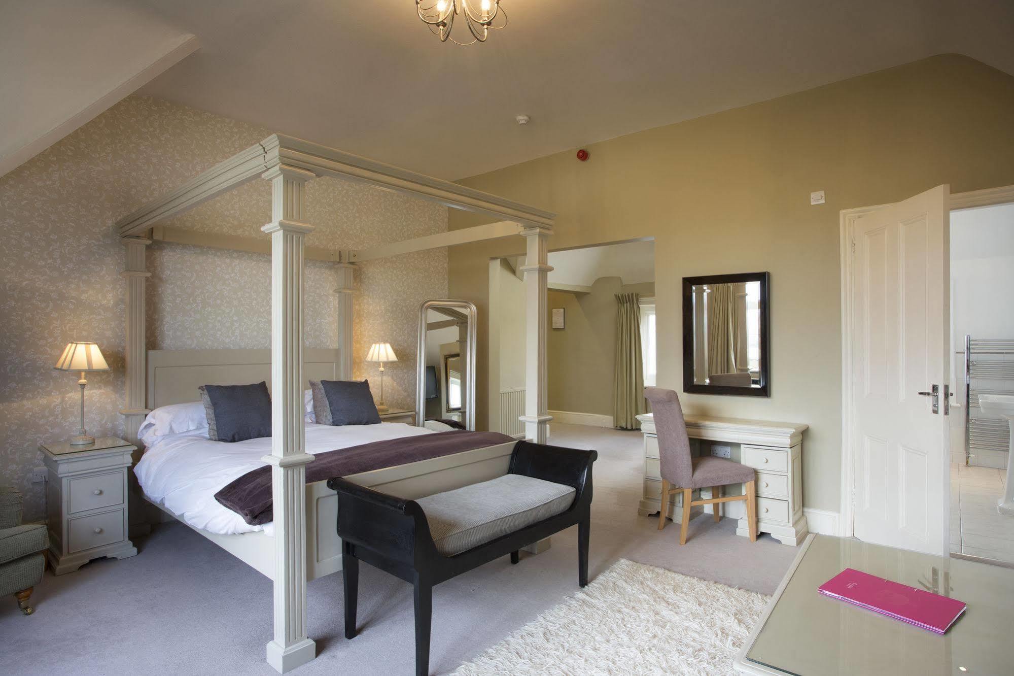 The Bell Hotel Сануидж Екстериор снимка