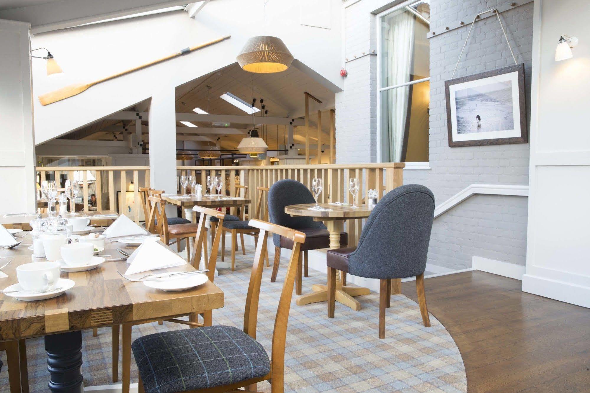 The Bell Hotel Сануидж Екстериор снимка