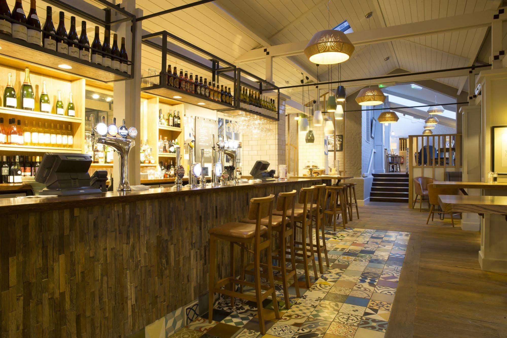 The Bell Hotel Сануидж Екстериор снимка