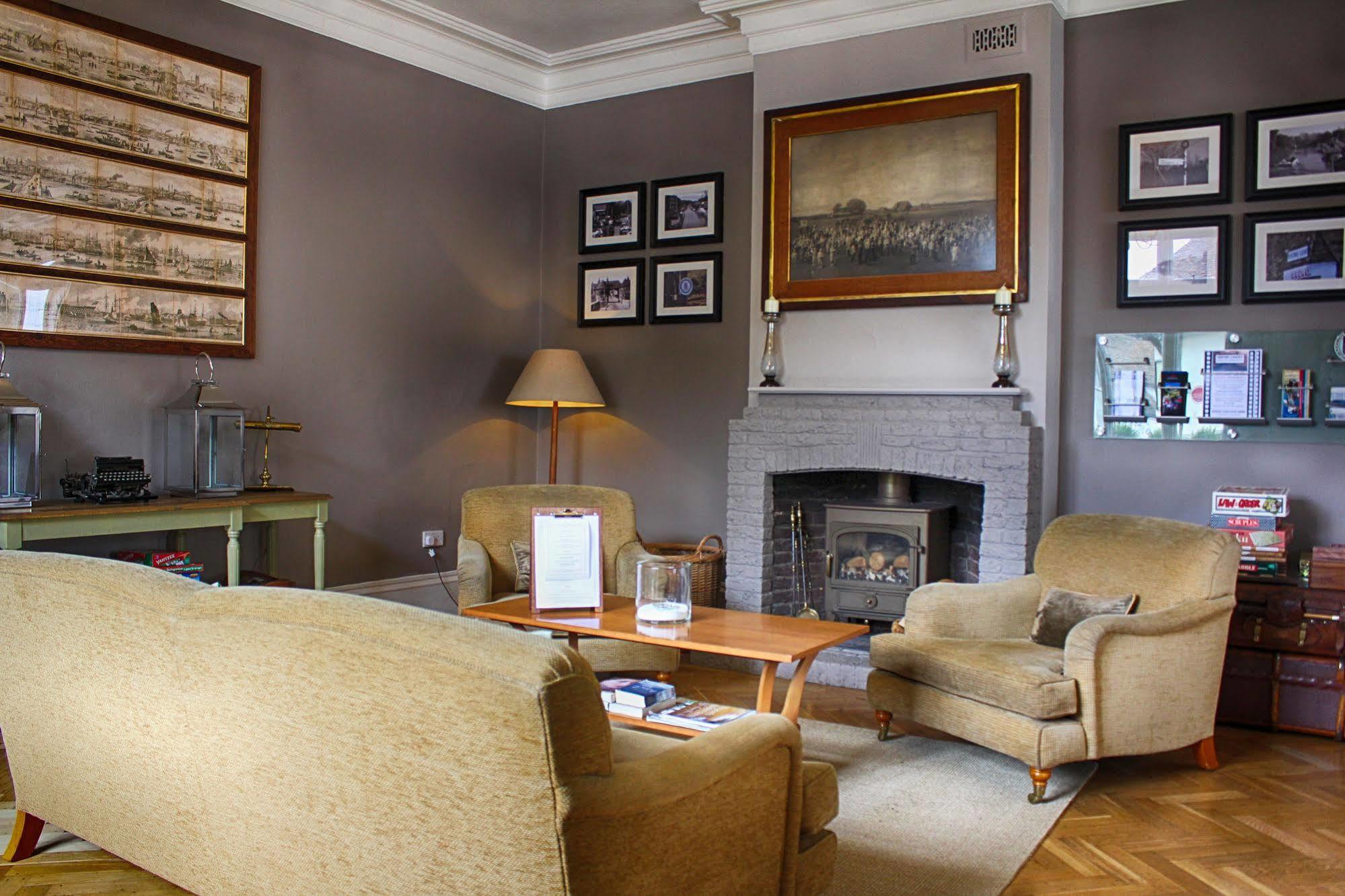 The Bell Hotel Сануидж Екстериор снимка