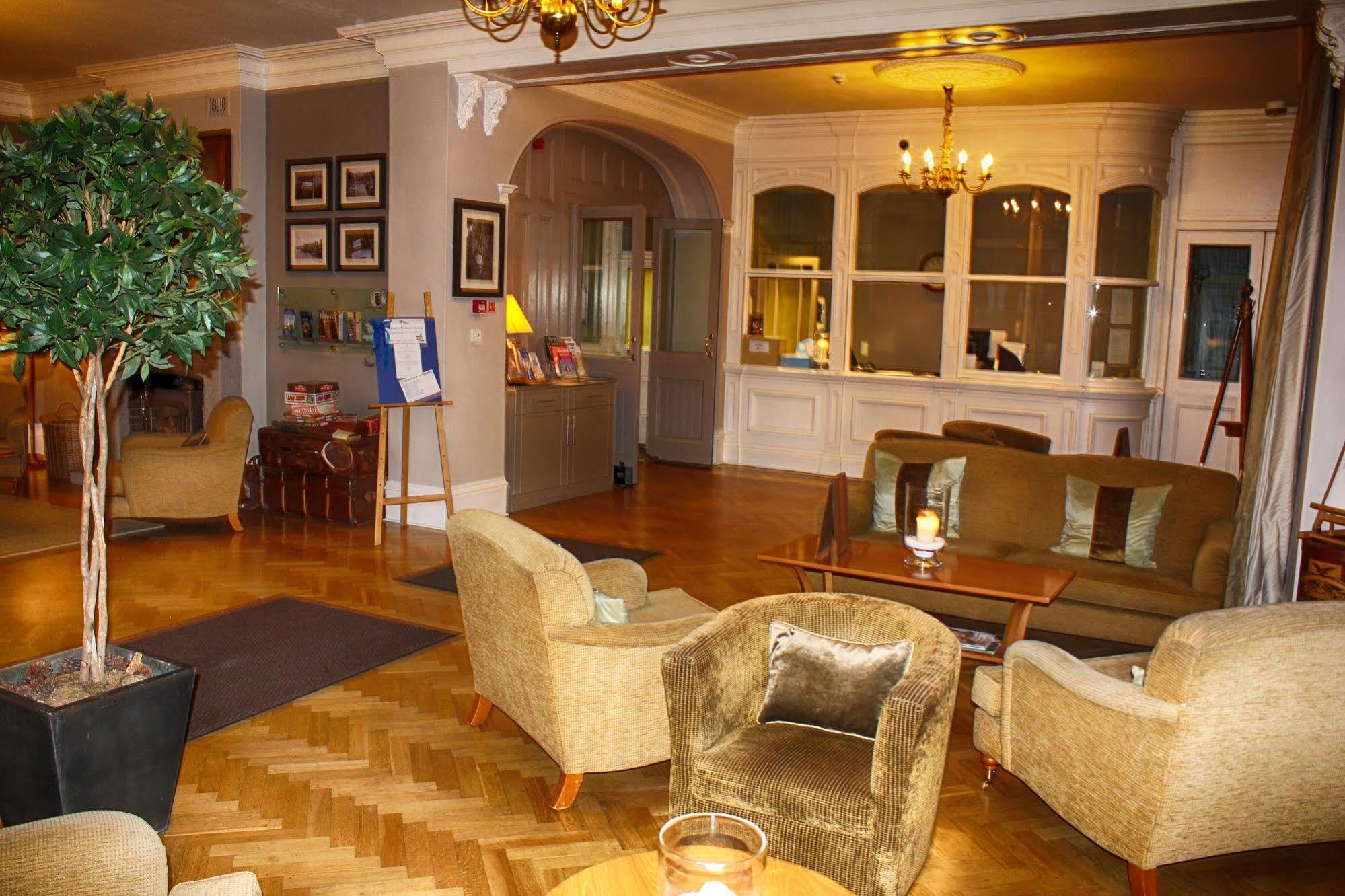 The Bell Hotel Сануидж Екстериор снимка