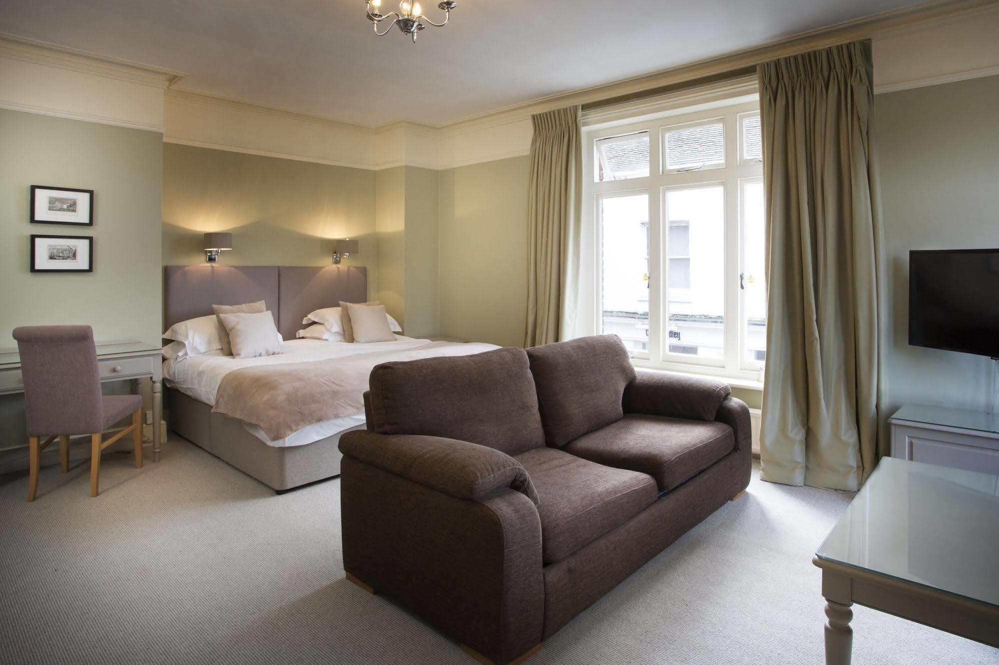 The Bell Hotel Сануидж Екстериор снимка