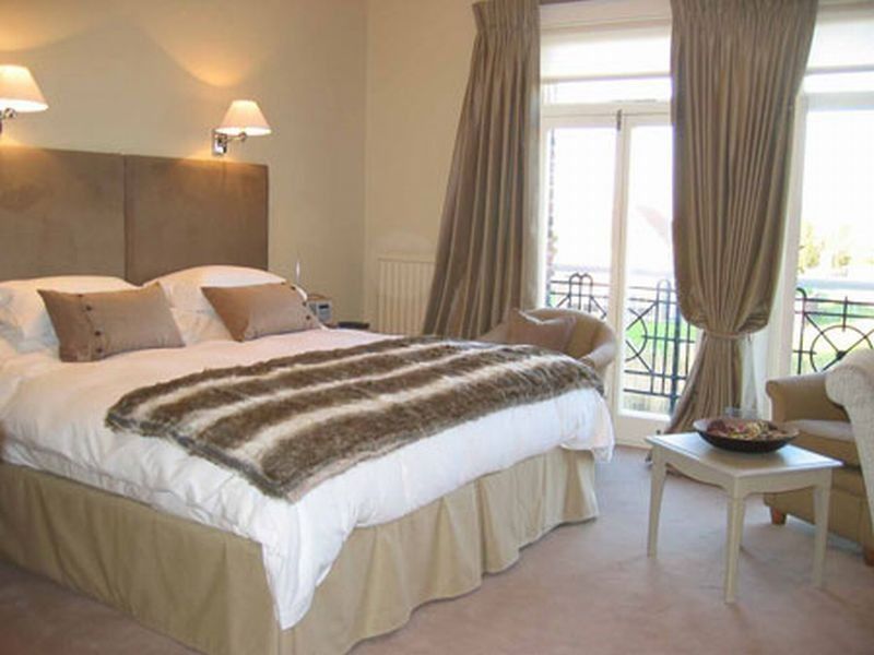 The Bell Hotel Сануидж Екстериор снимка