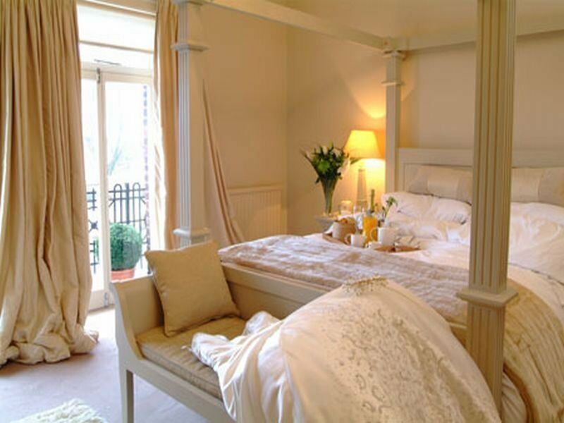 The Bell Hotel Сануидж Екстериор снимка