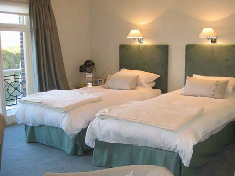The Bell Hotel Сануидж Екстериор снимка