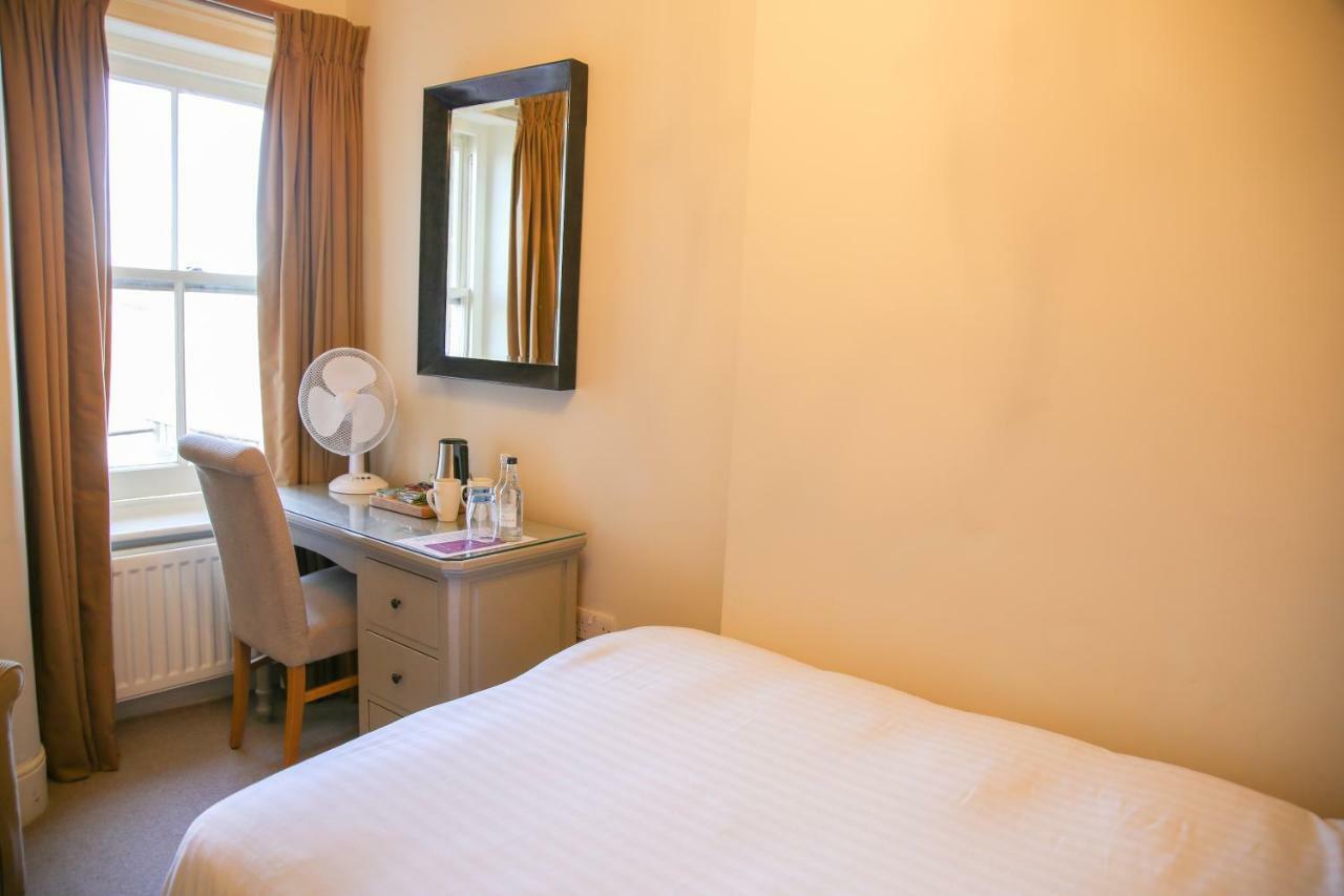 The Bell Hotel Сануидж Екстериор снимка