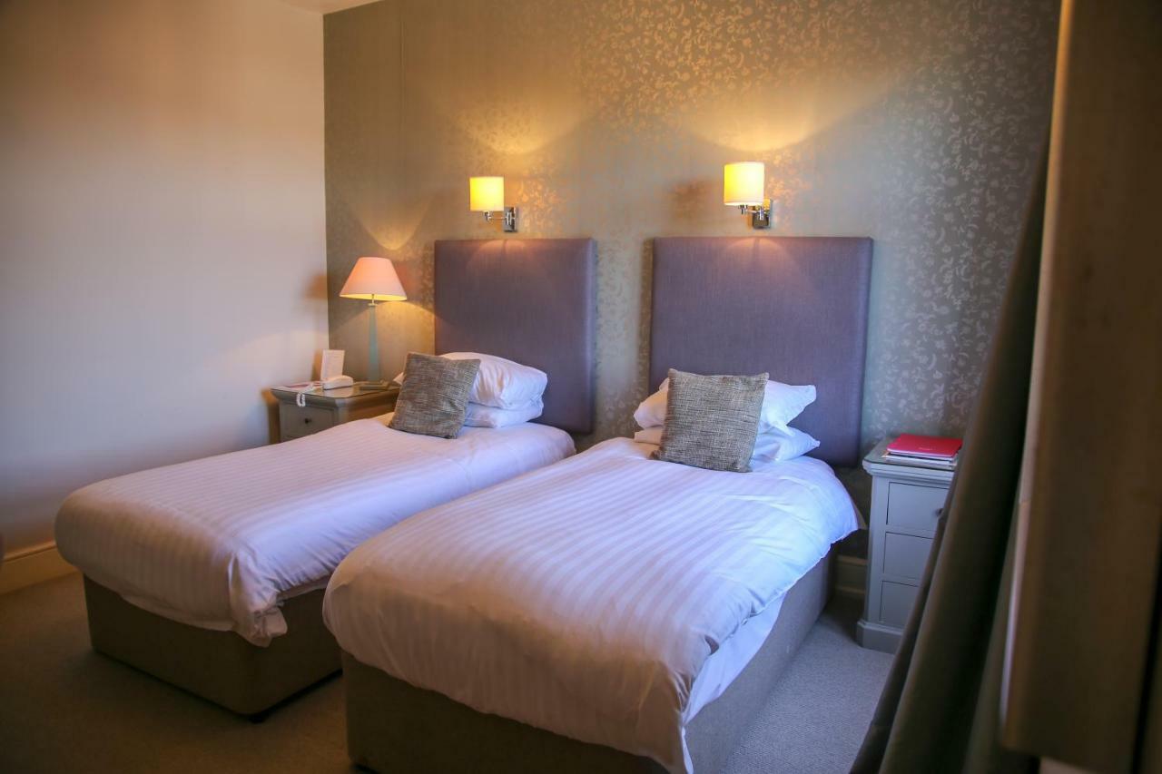 The Bell Hotel Сануидж Екстериор снимка
